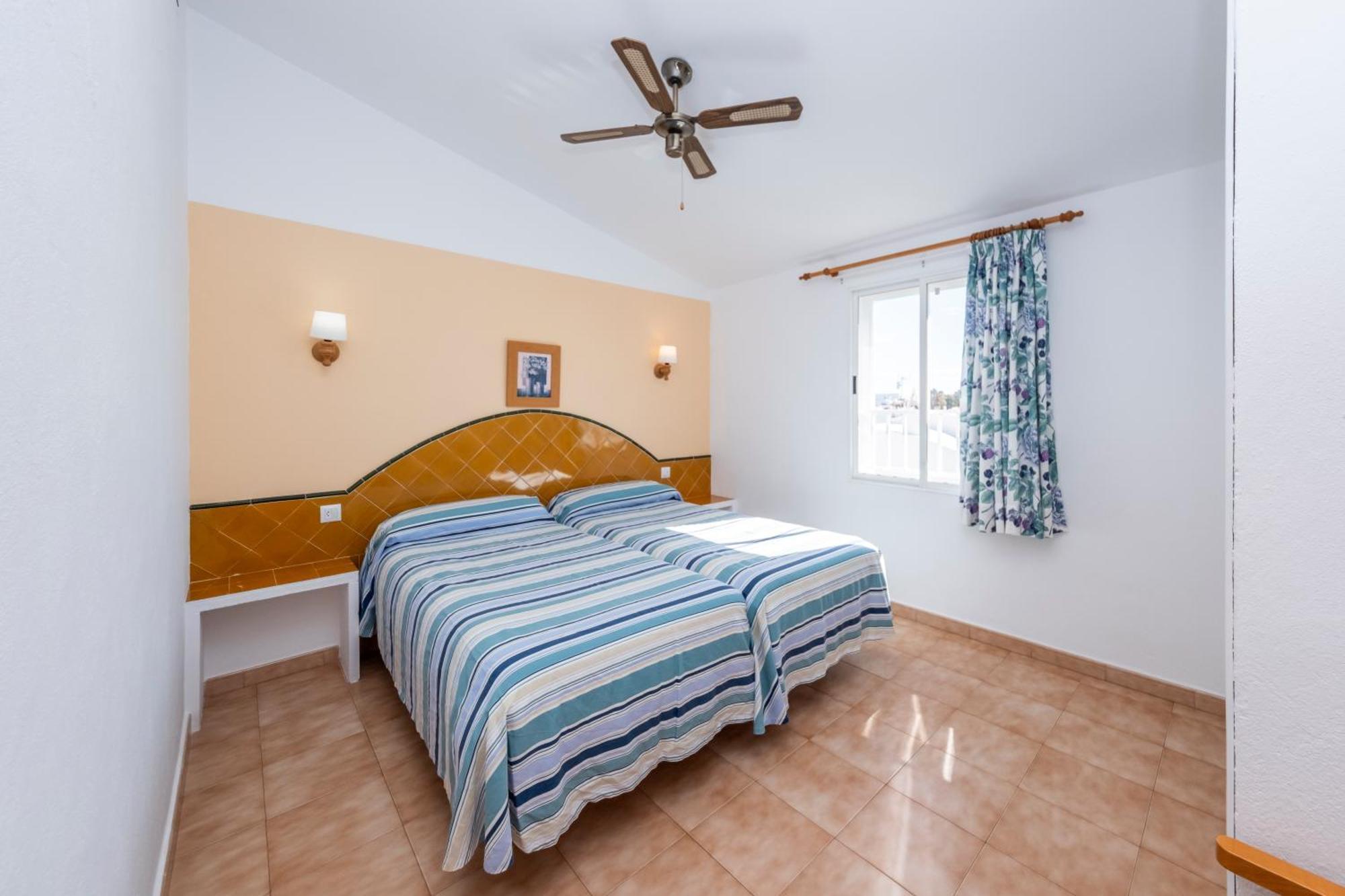 Apartamentos Sol Ponent Cala Blanca  Exterior foto