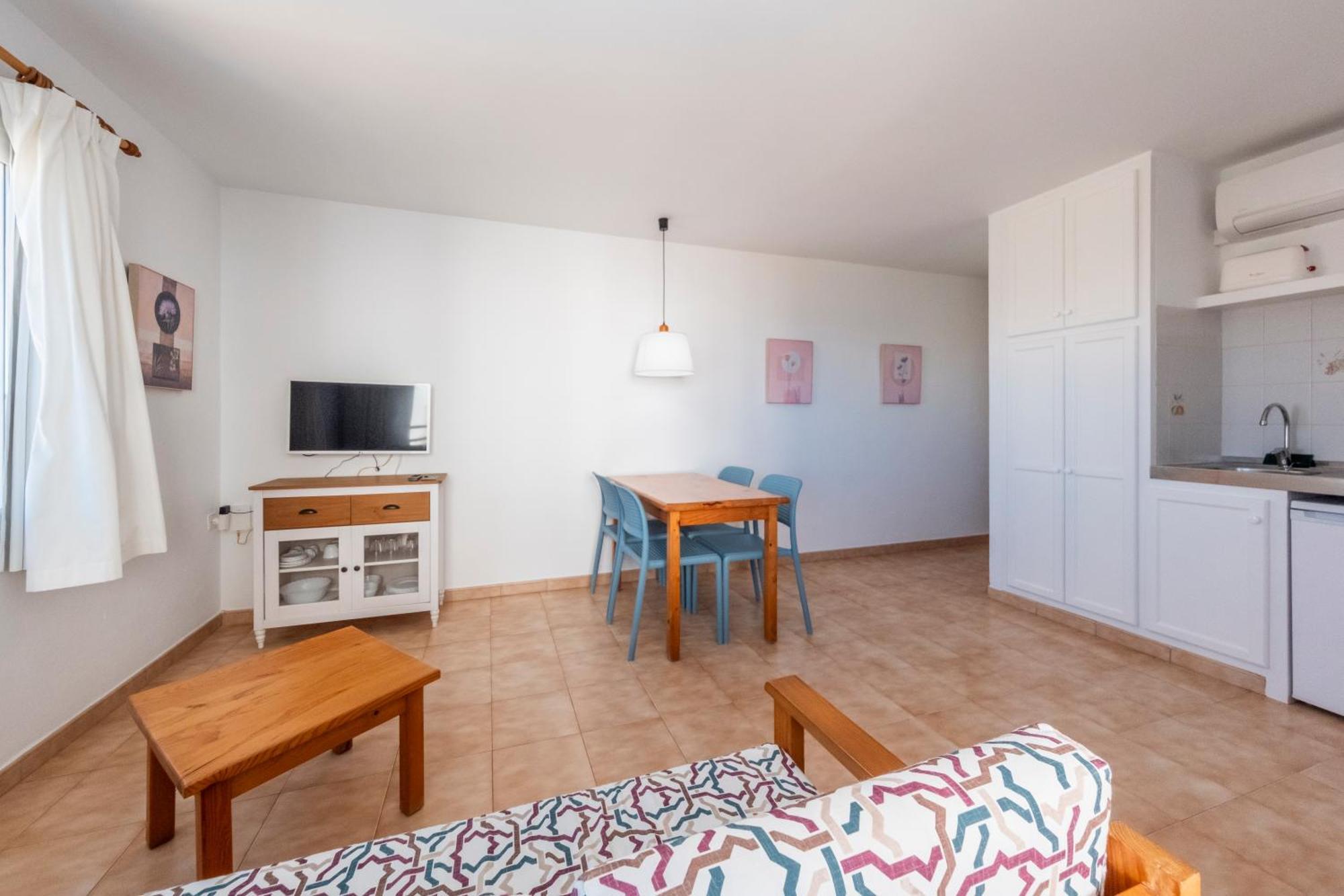 Apartamentos Sol Ponent Cala Blanca  Exterior foto