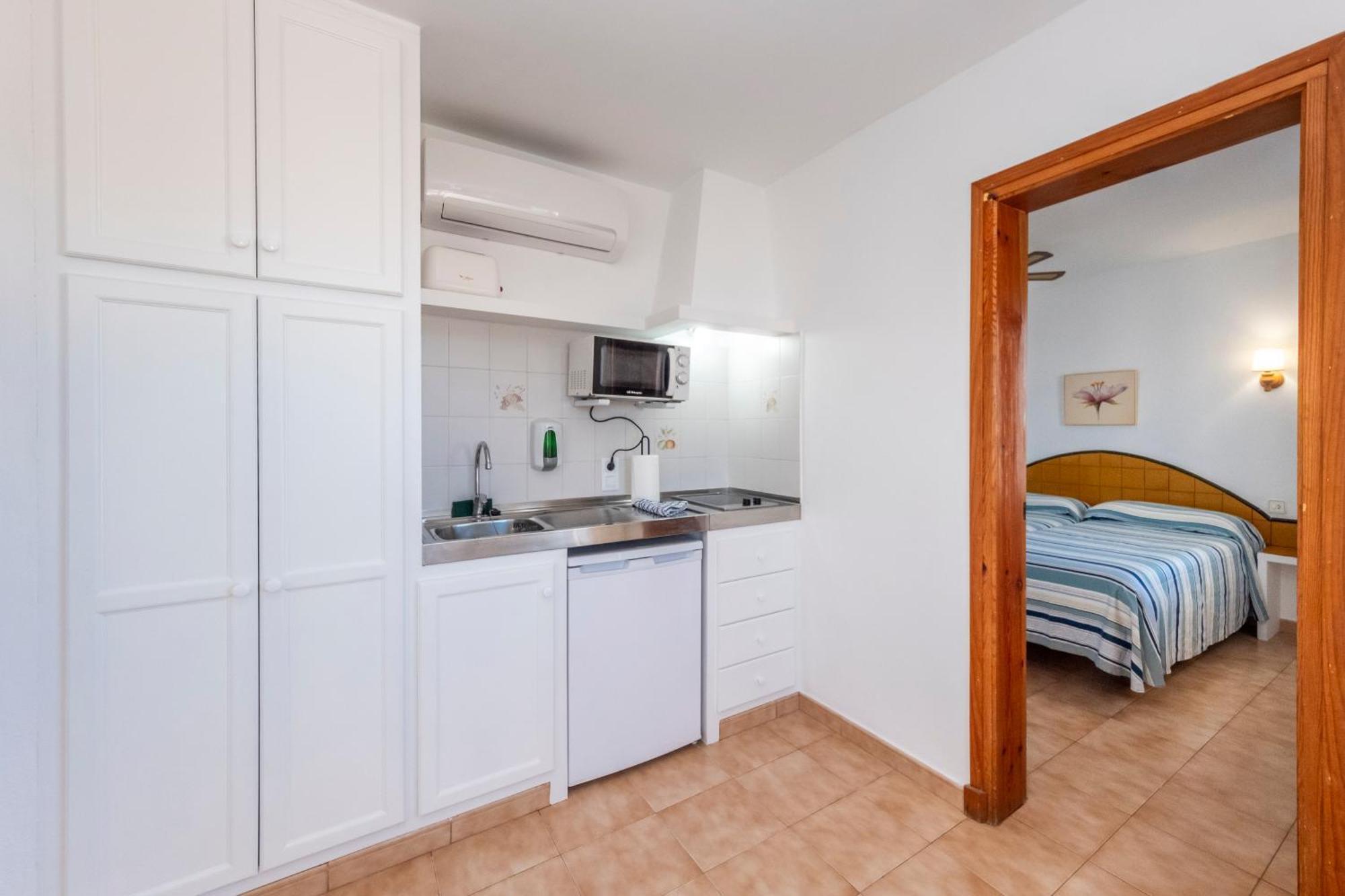 Apartamentos Sol Ponent Cala Blanca  Exterior foto